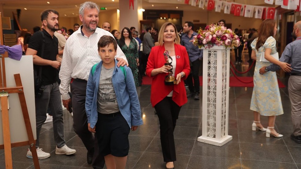 &lsquo;Leyla Hanım&rsquo; Uluslararası Festivalden &ouml;d&uuml;lle d&ouml;n&uuml;yor!