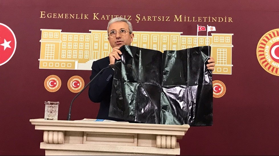 Manşetlerine karanlığı taşıyan gazeteler istiyorlar