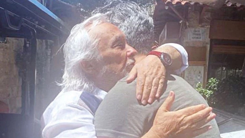 Müjdat Gezen hararetle kime sarılıyor?