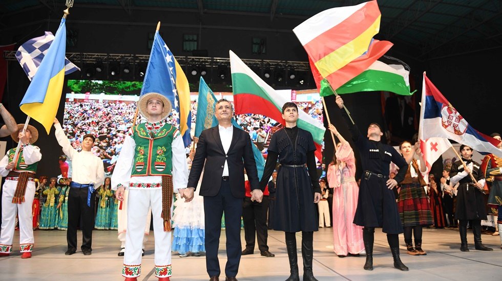 Savaş halindeki iki &uuml;lke Ukrayna ve Rusya, Esenyurt&rsquo;ta aynı sahneyi paylaştılar...