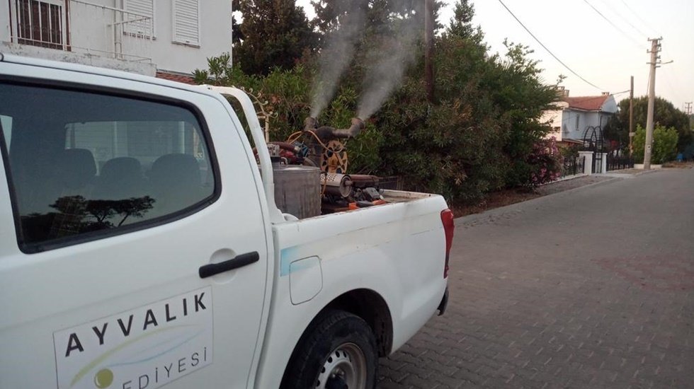 Sezona hazırlanan Ayvalık&rsquo;ta haşere ile m&uuml;cadele aralıksız devam ediyor