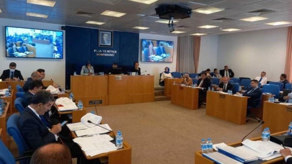 Sosyal medyaya d&uuml;zenlemesi komisyondan ge&ccedil;ti: Tuncay &Ouml;zkan Komisyonu terk etti