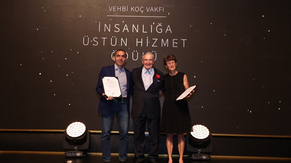 Vehbi Koç Vakfı İnsanlığa Üstün Hizmet Ödülü’nün ilki Prof. Dr. Özlem Türeci ve Prof. Dr. Uğur Şahin’in oldu