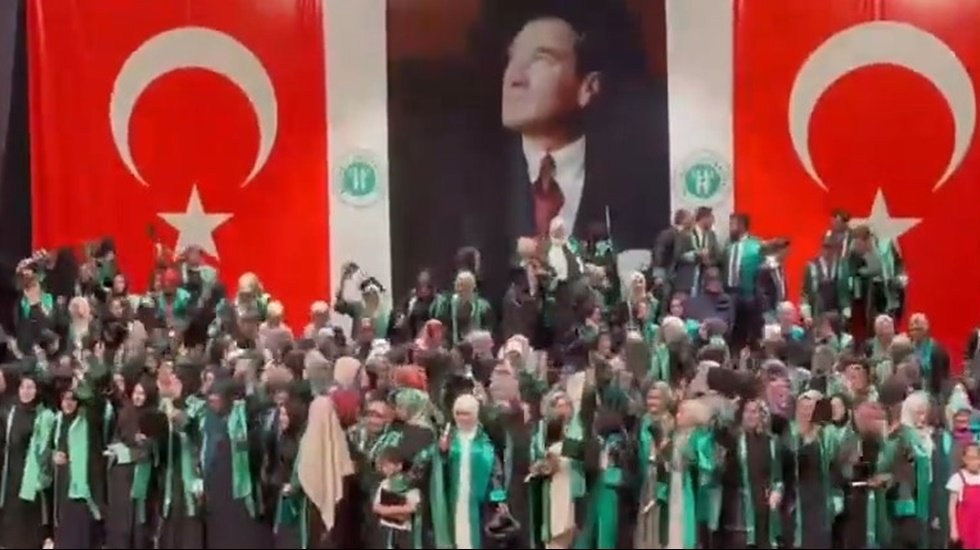 Yeni Akit, İlahiyat Fak&uuml;ltesi'nin mezuniyet t&ouml;reninde, s&ouml;ylenen Onuncu Yıl Marşılı etkinliği hedef aldı
