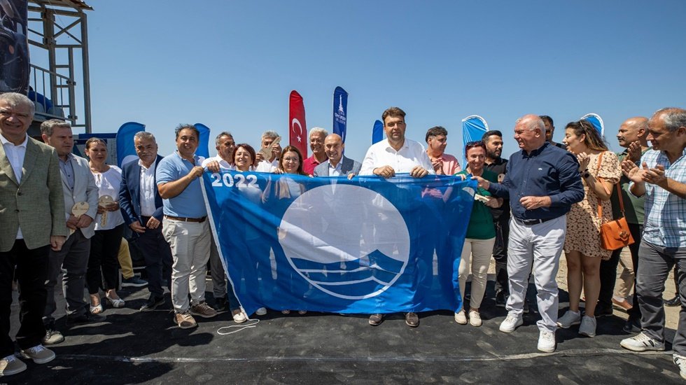 4 yıl &ouml;nce mavi bayrağını kaybeden Akarca plajı mavi bayrağını geri aldı