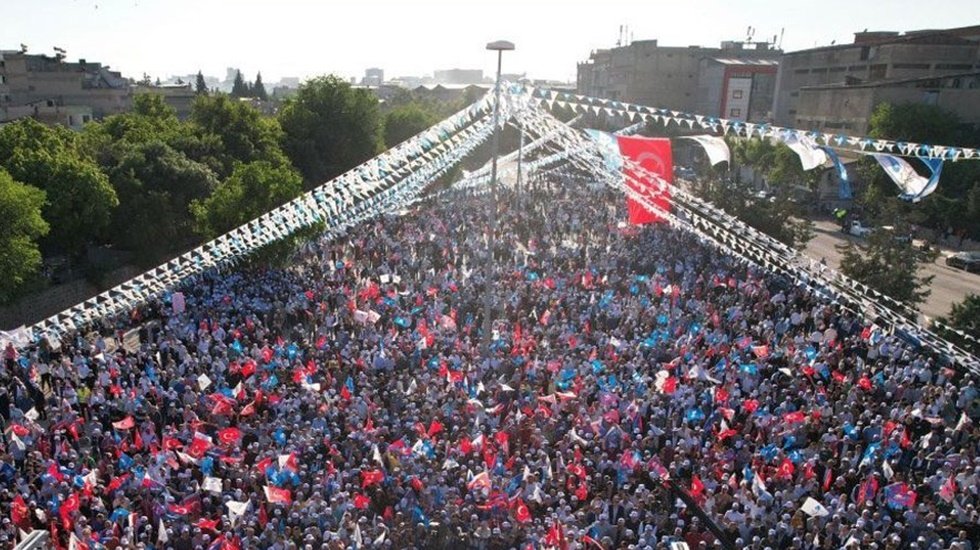 AKP'liler DEVA Partisi&rsquo;nin Gaziantep mitinginde &ccedil;ekilen fotoğrafını kullandı