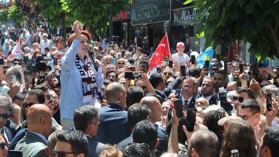 Akşener: "'Ceketimi assam, şapkamı koysam se&ccedil;ilirim' anlayışı ağabeylerin &ccedil;ok rahatına geldi&rdquo;