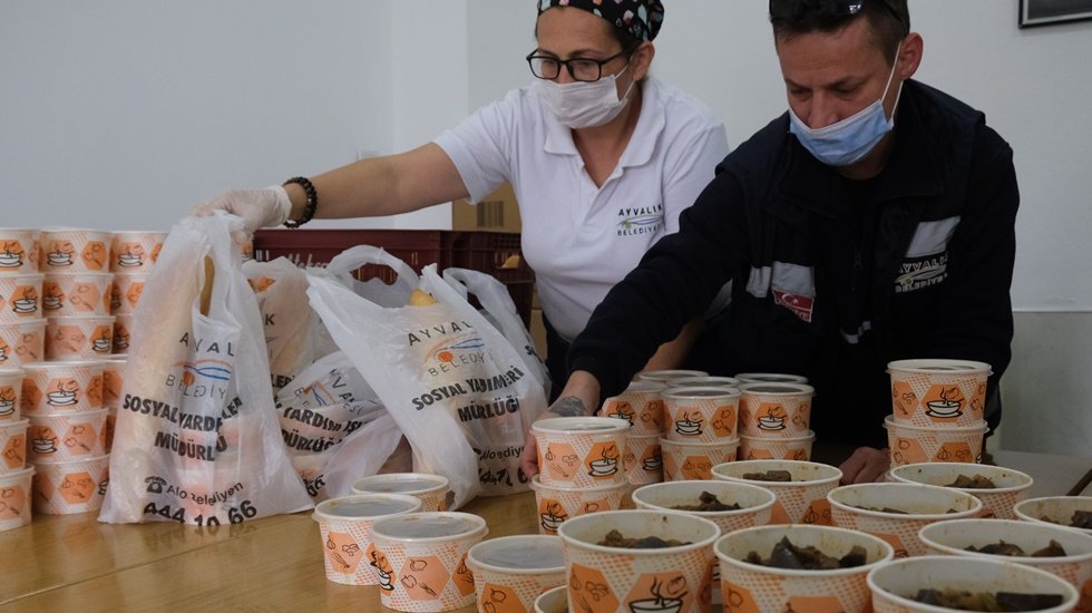 Ayvalık Belediyesi Aşevinden her g&uuml;n 600 haneye sıcak yemek desteği