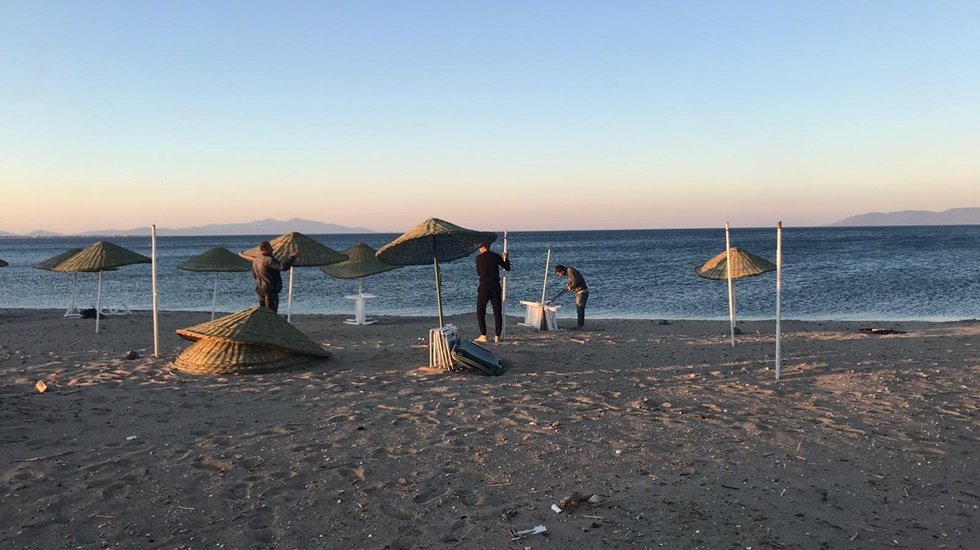 Ayvalık sahillerinde kalıcı halde bulunan şezlong ve şemsiyeler kaldırılıyor
