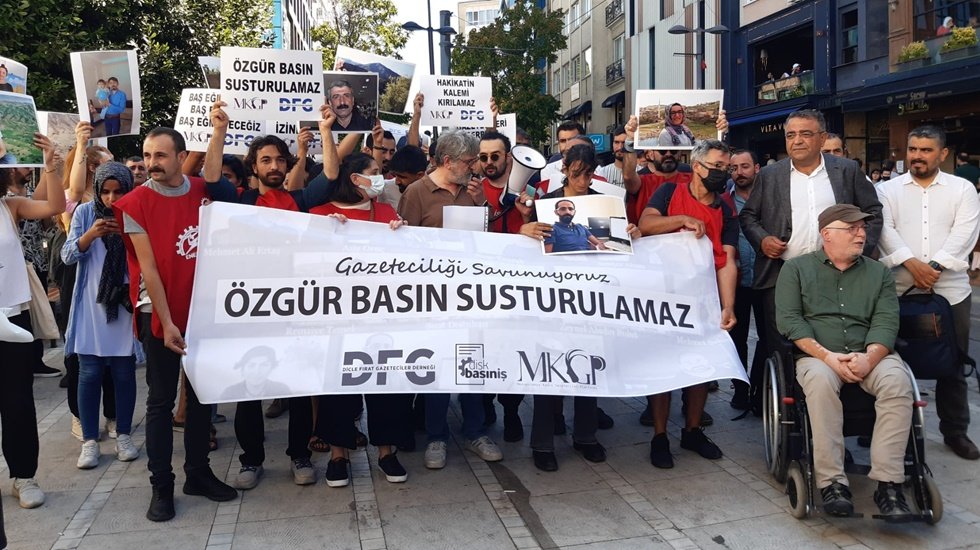 Basın meslek &ouml;rg&uuml;tleri, 16 tutuklu gazeteci i&ccedil;in Kadık&ouml;y&rsquo;de buluştu
