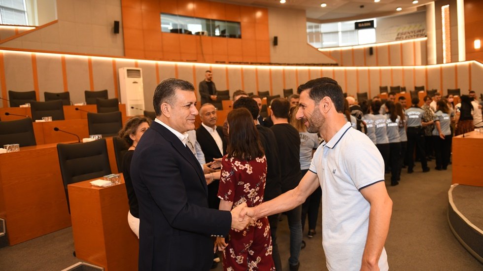 Başkan Bozkurt, belediye personelleri ile tek tek tokalaşıp, bayramlarını kutladı