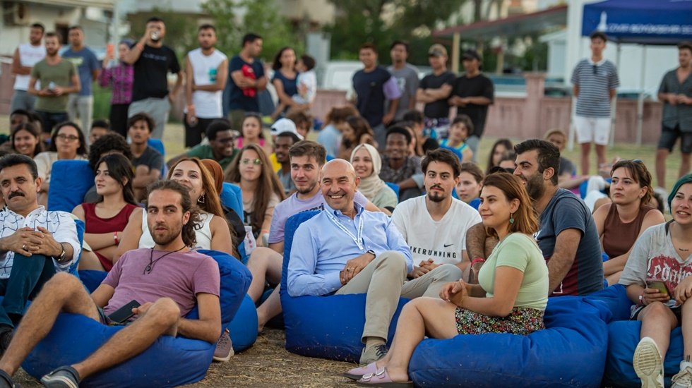 Başkan Soyer: "Gen&ccedil;lerin geleceğini yurtdışında araması son derece &uuml;z&uuml;c&uuml;"