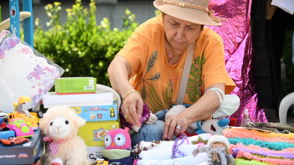 Belediyesi bahçesinde ikinci el pazarı