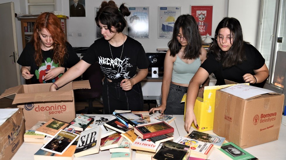 Bilet yerine kitap alarak k&ouml;y okuluna k&uuml;t&uuml;phane kurdular