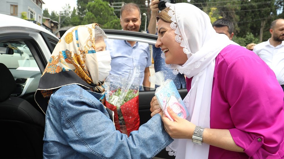 CHP&rsquo;li Belediye Başkanı, mezarlık ziyareti yapan vatandaşlara c&uuml;z dağıttı