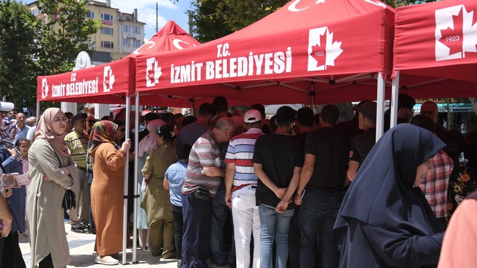 CHP&rsquo;li İzmit Belediyesi 15 Temmuz anmasında helva ve c&uuml;z dağıttı