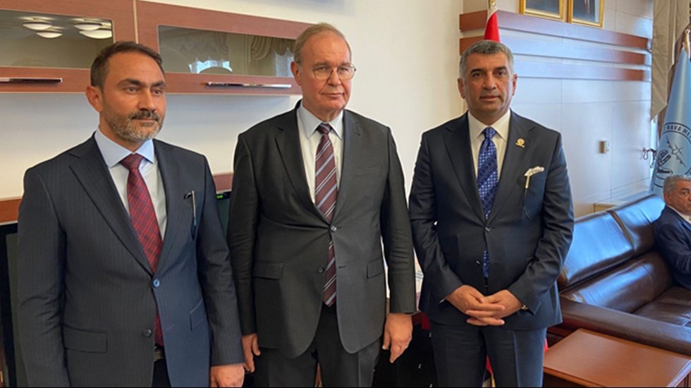 CHP S&ouml;zc&uuml;s&uuml; &Ouml;ztrak'tan EYT a&ccedil;ıklaması: "Biz geliyoruz, &ccedil;&ouml;zeceğiz"