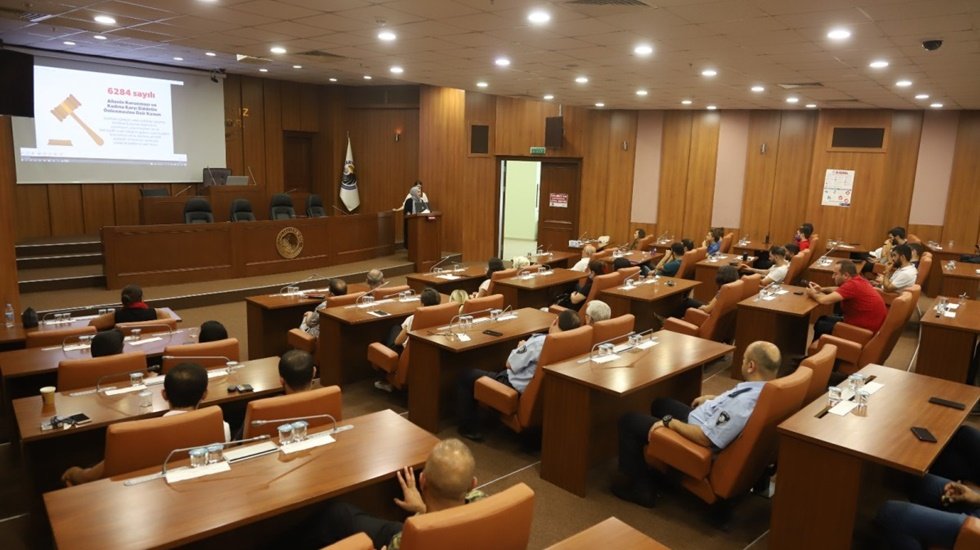 Erkek personele, kadına yönelik şiddetle mücadelede farkındalık eğitimi