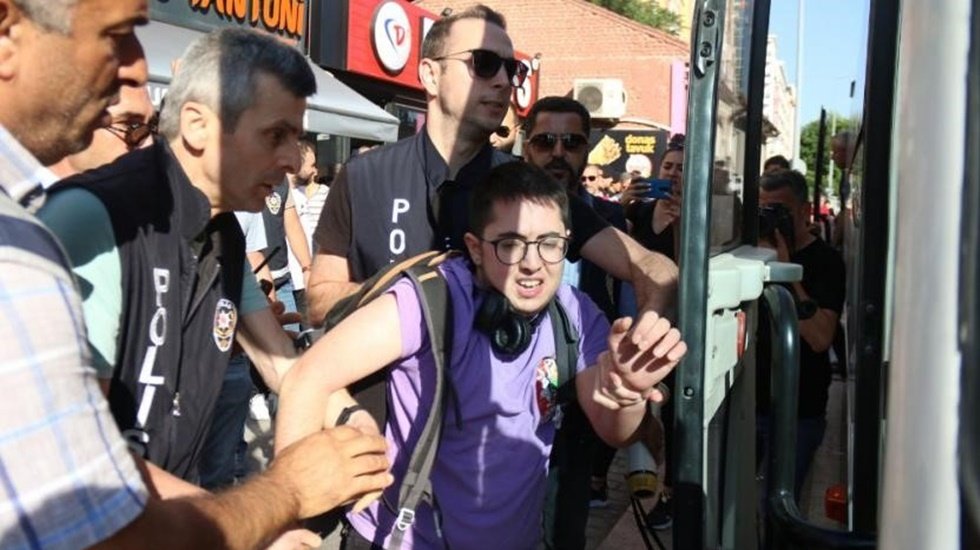 Eskişehir'de Onur Y&uuml;r&uuml;y&uuml;ş&uuml;'nde polis m&uuml;dahalesi: 10 g&ouml;zaltı