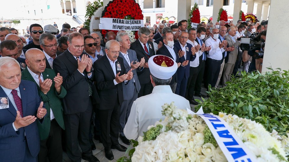 Faik &Ouml;ztrak'ın annesi son yolculuğuna uğurlandı