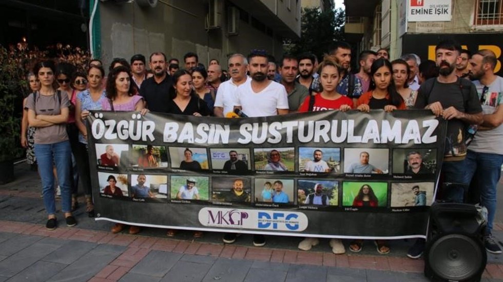 Gazeteciler: Asıl amacın &ouml;zg&uuml;r basının sesinin kısılması olduğunu biliyoruz!