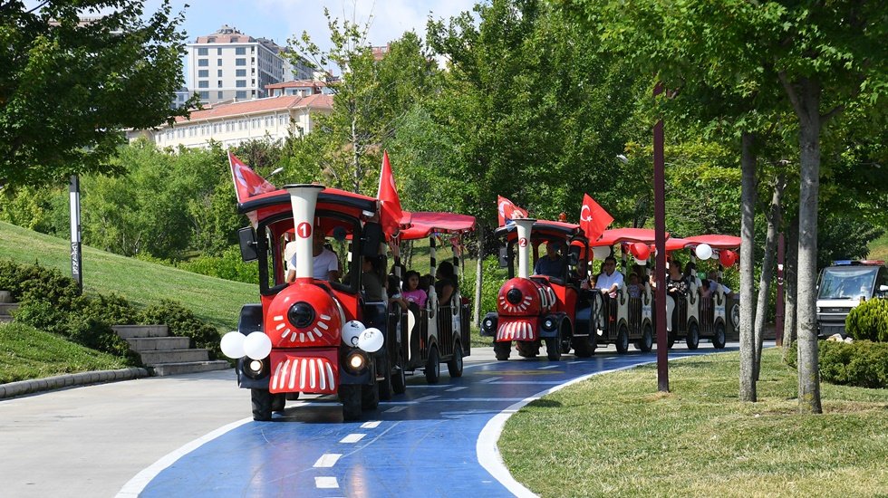 Gezi treni ilk seferini çocuklarla yaptı