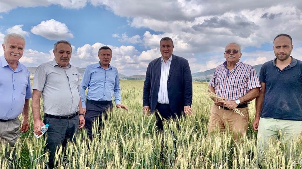 G&uuml;rer: &ldquo;Bakanlar, Ukrayna ve Venezuela i&ccedil;in kafa yordukları kadar &ccedil;ift&ccedil;imiz i&ccedil;in kafa yorsunlar&rdquo;