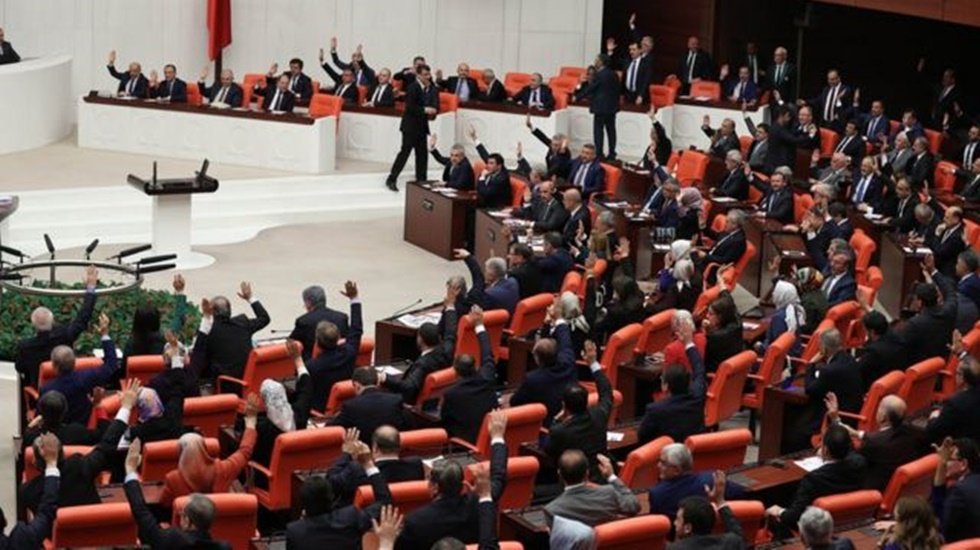 Her konuda ters d&uuml;şen partiler iş maaşa gelince tartışmasız uzlaştı&hellip;