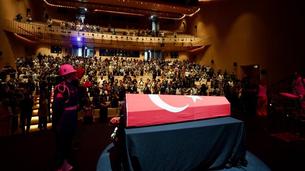 İlhan İrem sonsuzluğa alkışlarla uğurlandı