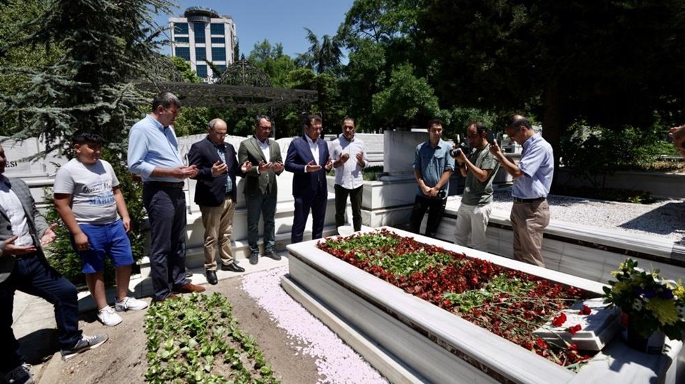 İmamoğlu: “Asım Bezirci'nin nezdinde, bütün katledilen insanlarımızı rahmetle anıyoruz”