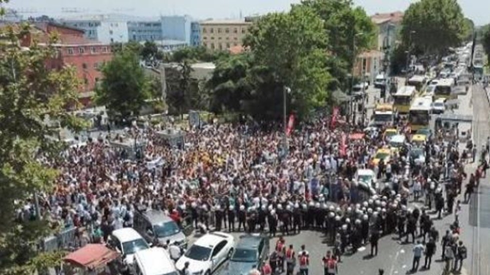 İstanbul'da sağlık&ccedil;ıların eylemine polis, biber gazıyla m&uuml;dahale etti&hellip;.