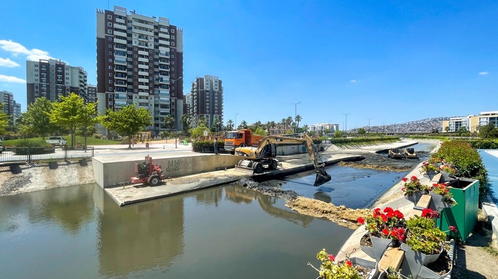 İzmir&rsquo;de derelerde temizlik seferberliği s&uuml;r&uuml;yor