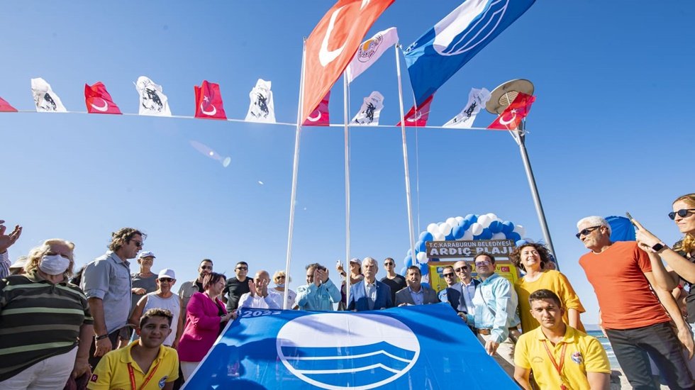 İzmir&rsquo;de Mavi bayraklı plaj sayısı 3 yılda 49'dan 66'ya &ccedil;ıktı&hellip;