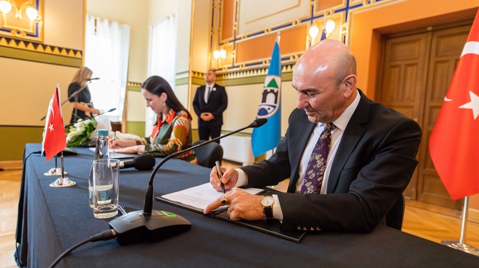 İzmir&rsquo;in 25&rsquo;inci kardeş şehri Saraybosna oldu