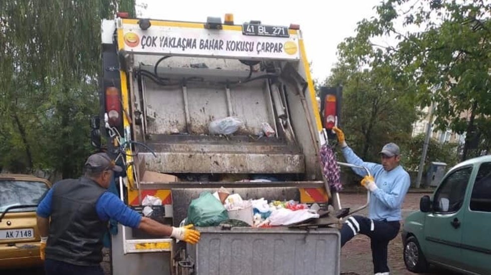 İzmit Belediyesi Bayram boyunca yaklaşık 2 bin 500 ton &ccedil;&ouml;p topladı
