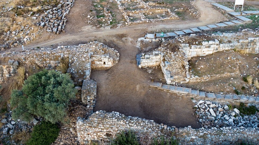 Metropolis&rsquo;in Akropolis doğu kapısı g&ouml;renleri kendisine hayran bırakacak