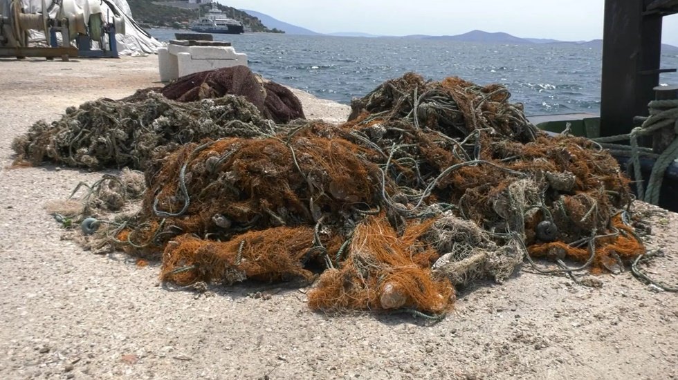 Muğla da deniz dibinden 83 metrek&uuml;p hayalet ağ &ccedil;ıkarıldı