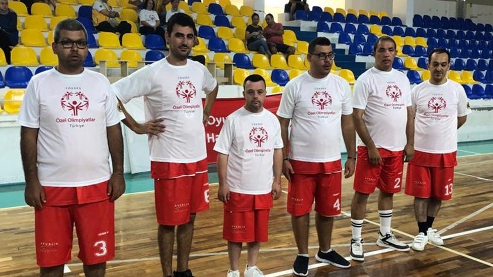 Özel çocuklar olimpiyatlardan Ayvalık’a madalyalarla döndü