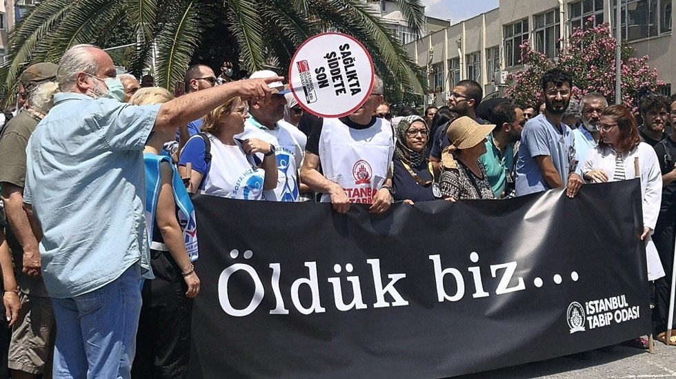 Sağlık&ccedil;ılar ayağa kalktı!