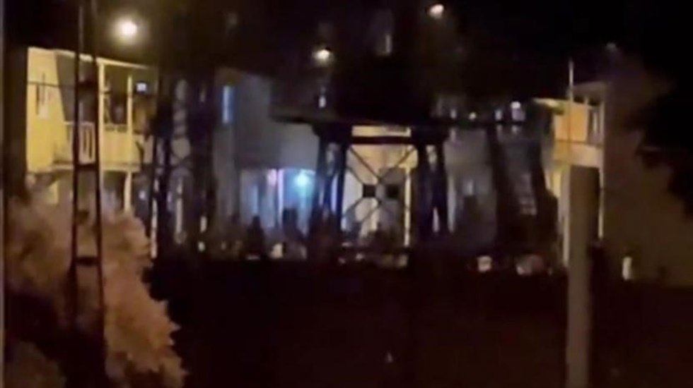 Sığınmacılar 'Barınma Merkezi'nden ka&ccedil;tı: Lin&ccedil; g&ouml;r&uuml;nt&uuml;lerinden sonra valilik a&ccedil;ıklaması&hellip;