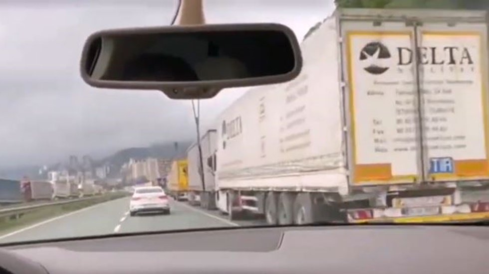 Sınırda bekleme G&uuml;rc&uuml; tarafında 15 dakika, bizde g&uuml;nler s&uuml;r&uuml;yor...