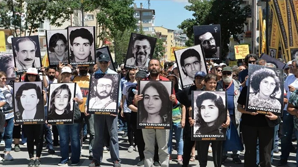 Sivas Katliamı anmasında 'Bozkurt' işaretli provokasyon girişimi