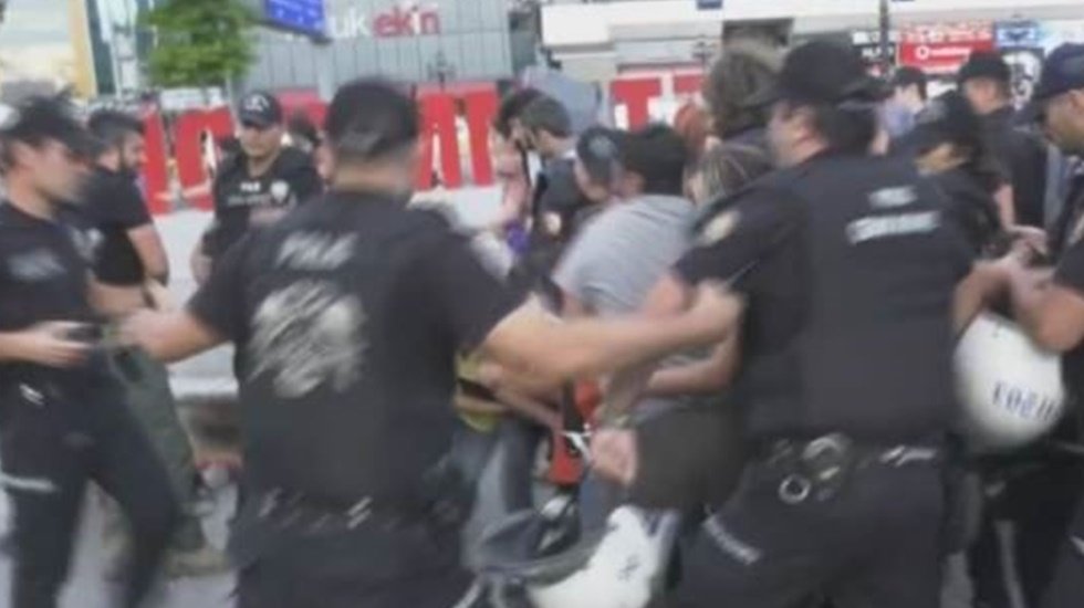 Suru&ccedil; Katliamı anmasına polis m&uuml;dahale etti: &Ccedil;ok sayıda g&ouml;zaltı