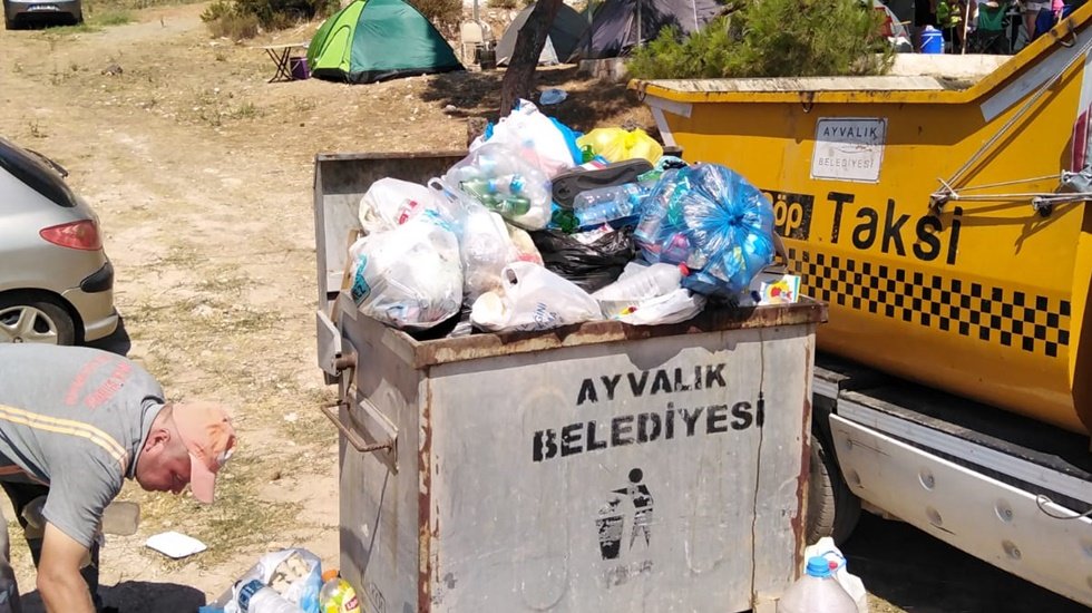 Tatilci akınına uğrayan Ayvalık&rsquo;ta bayramda iki bin ton &ccedil;&ouml;p topladı