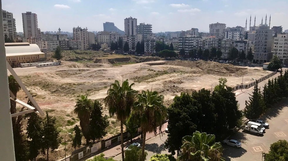 Yerinde yeller esiyor! Millet Bah&ccedil;esi yapmak i&ccedil;in Stadı yıkıp alanı terk ettiler!