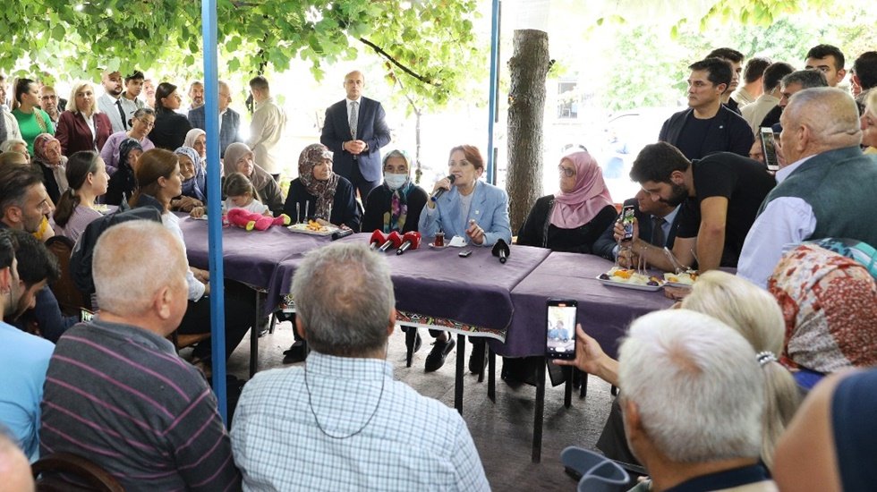 Akşener: "Atat&uuml;rk'&uuml;n anasına 'Genelevde &ccedil;alışıyor' diyen o şerefsizi sarayda ağırladılar&rdquo;
