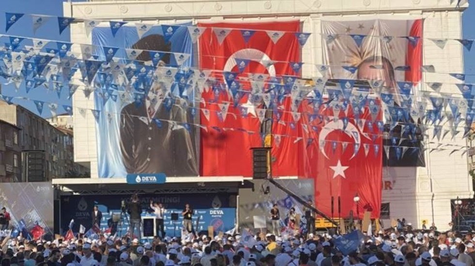 Babacan'ın mitingi &ouml;ncesi alana Erdoğan'ın fotoğrafı asıldı