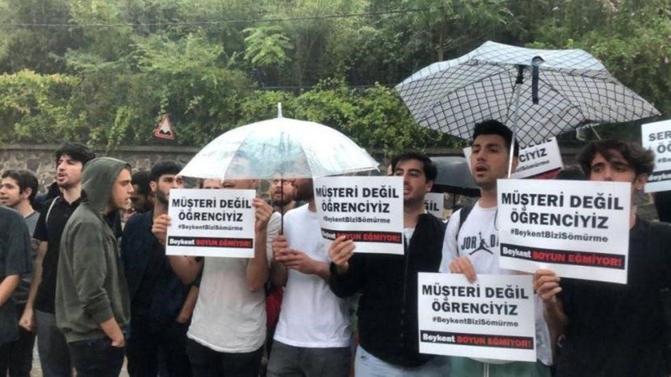 Beykent &Uuml;niversitesi &ouml;ğrencileri fahiş zamlar nedeniyle eylemde&hellip;