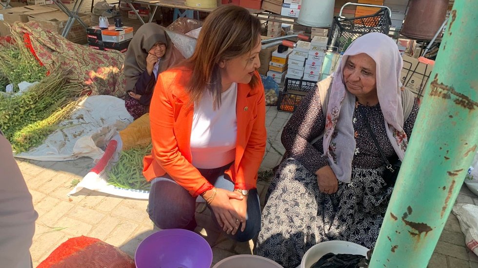 &Ccedil;arşı pazarda tat yok, d&uuml;kk&acirc;nlar ele g&uuml;ne ayıp olmasın diye a&ccedil;ılıyor