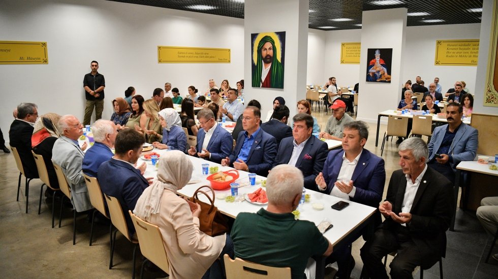Davutoğlu'ndan Beylikd&uuml;z&uuml;'nde Cemevi ziyareti: Zalim kim olursa olsun onun karşısında olacağız